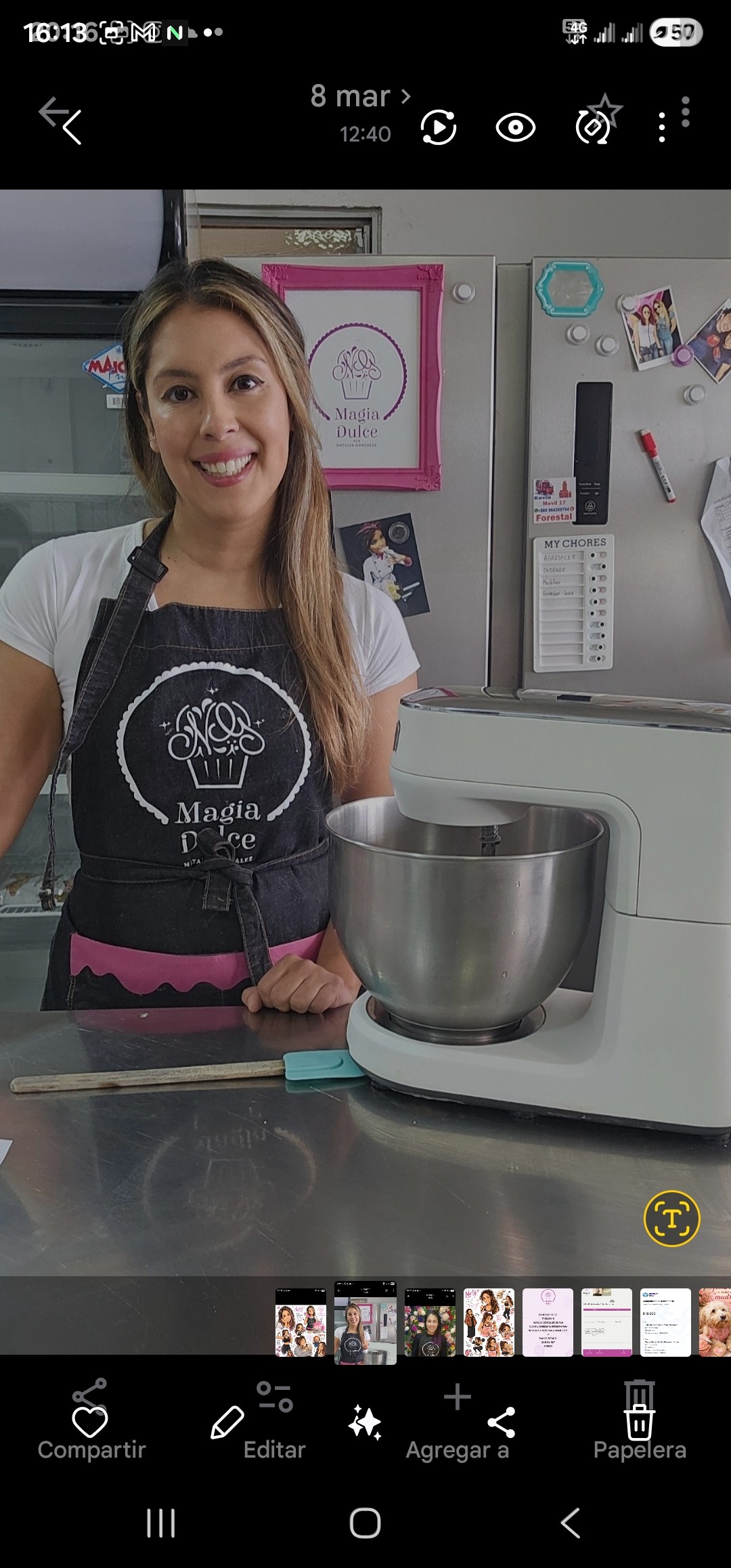 Natalia González en su cocina trabajando en tortas personalizadas