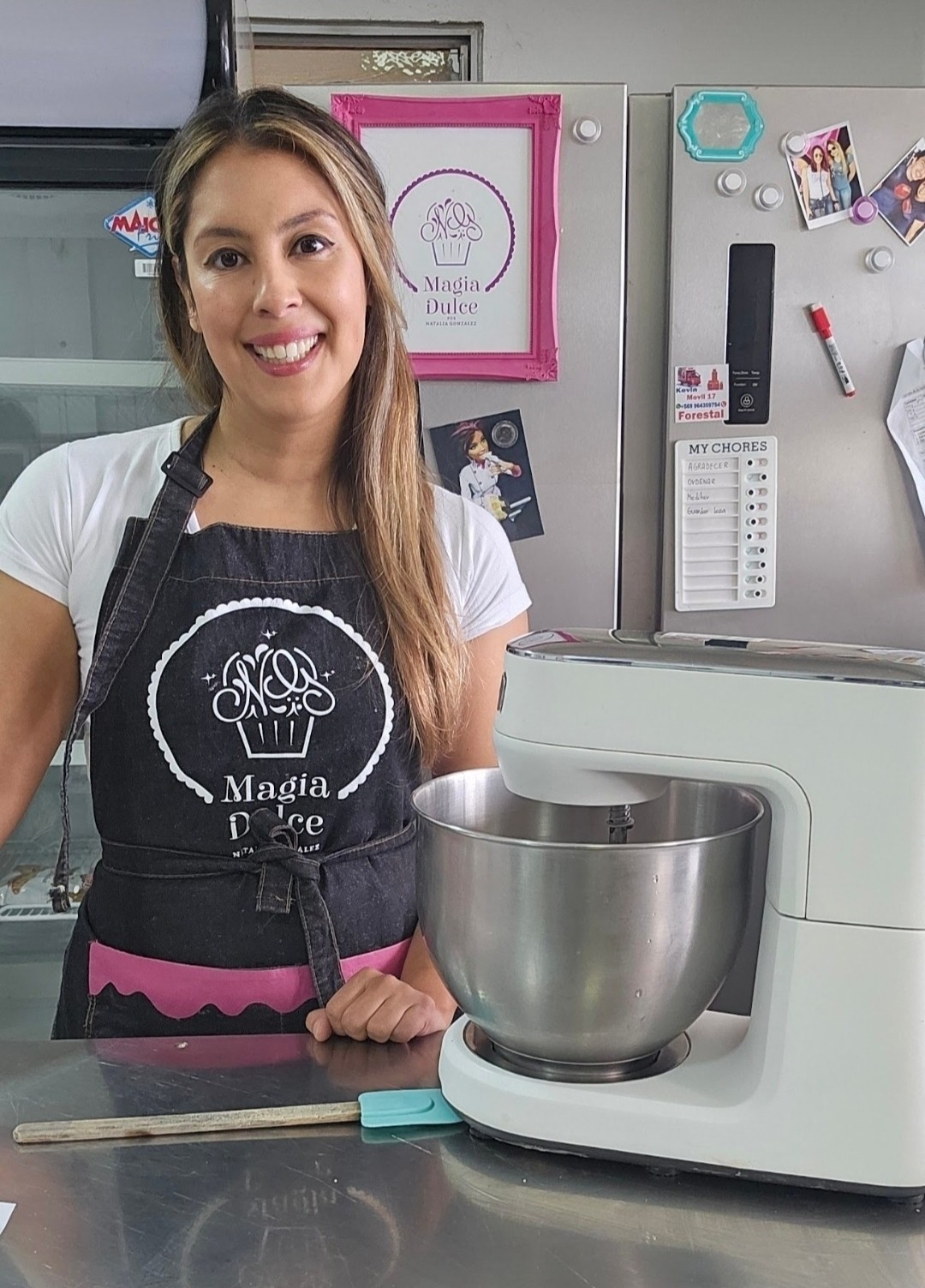 Natalia González en su cocina trabajando en tortas personalizadas
