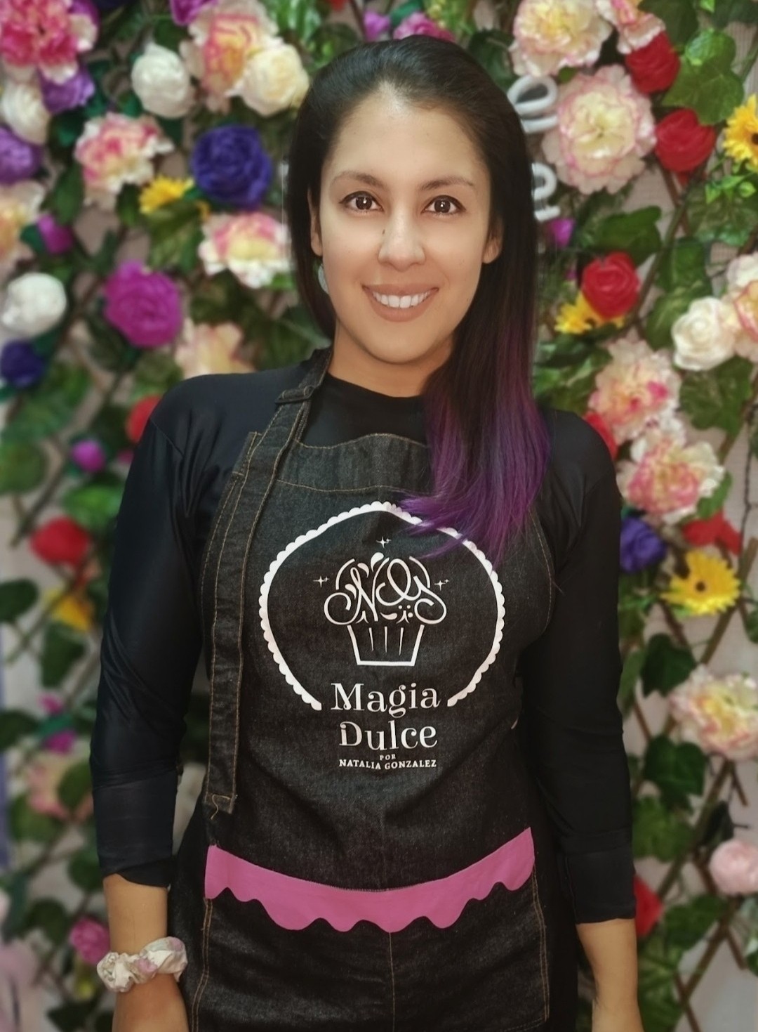 Natalia González, fundadora de Magia Dulce, con su delantal de pastelería